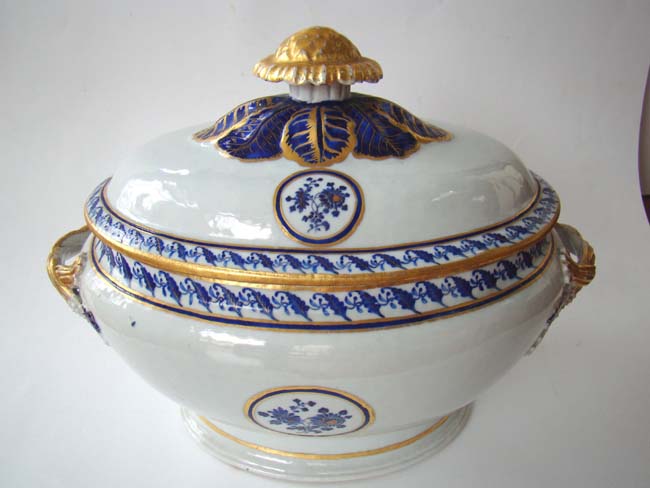 A fine late 18th century Lowestoft covered tureen circa 1790-1800